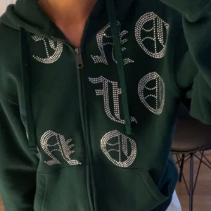 One of one tröja - Rhinestone tröja från one of one! Storlek s och sitter perfekt oversize på mig som har XS. Köpt för 1000 kr