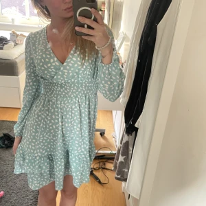 Sommarklänning - Superfin turkos sommarklänning som sitter så så fint på men tyvär inte kommit till användning på senaste. Superskönt material och så så fin färg. Jättebra skick. Frakt ingår redan i priset