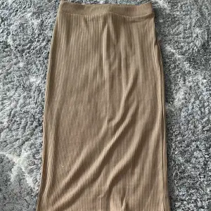 Lång kjol med slim fit från lager 157. Skriv för fler bilder☺️färgen är en blandning av beige o brun. Med slittning där bak