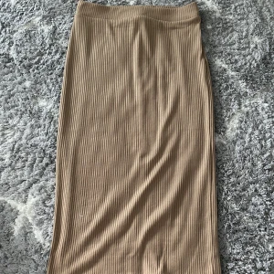 Kjol - Lång kjol med slim fit från lager 157. Skriv för fler bilder☺️färgen är en blandning av beige o brun. Med slittning där bak