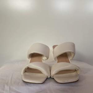Vita klackade sandaler, använda ett fåtal gånger. Storlek 36
