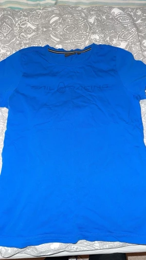 Sailracing tshirt - Helt helt ny sailracing tshirt, använd 1 gång ute bara. Köpt för 800kr men säljer för 500kr för att jag inte använder den. Vid fler frågor så är det bara att skriva.