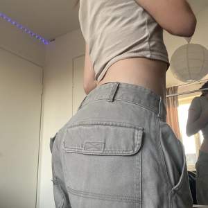 Jeans köpta second hand. Använda fåtal gånger och är i  fint skick. Kan skicka mått om det behövs men passar mig som vanligtvis har S. Skriv vid frågor<3