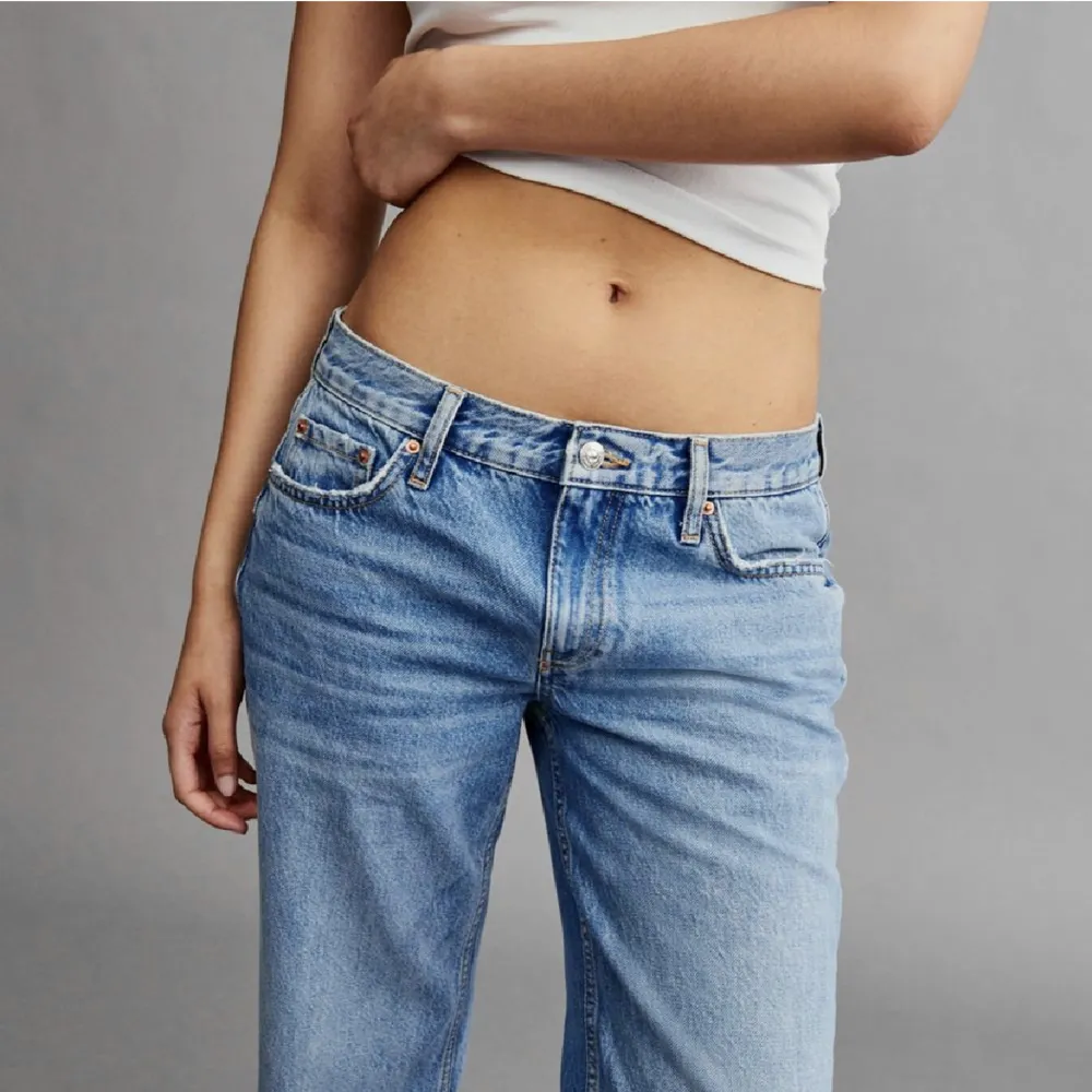 Superfina low waist jeans som Endast använt fåtal gånger, säljer pågrund av att dem blivit för små, storlek 32💗💗💗. Jeans & Byxor.