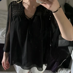 Indiska blus  - Jag säljer denna fina blus ifrån indiska då jag inte gillade hur den satt på mig. Den är ganska ”bred” i modellen med breda armar, även lite genomskinlig. Köpte den på sellpy 