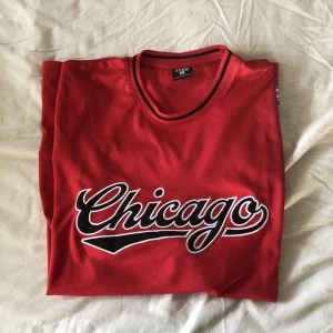 Röd Chicago t-shirt -  använt två gånger 
