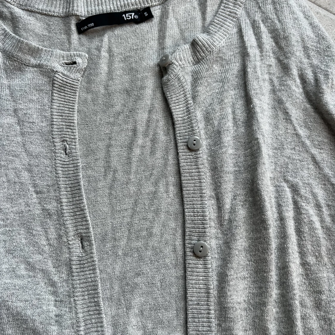 Grå finstickad kofta  - 90