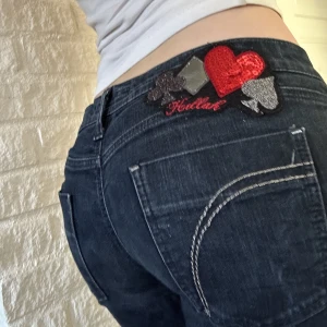 Lågmidjade Jeans - Lågmidjade Bootcut Jeans i märket Killah med coola detaljer❣️Innerbenslängden: 75cm Midjemåttet: 43cm💜 Sitter som en xs/s