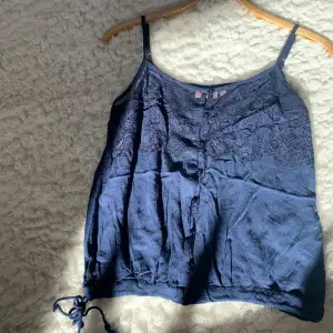 Blått linne från Kappahl i storlek XS. Jätte fint till sommarn! Bra skick och knappt använd, använd max 2 gånger. 