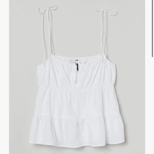 Vit topp - En vit topp som är i gott skick, knappt använd. Köpt här på Plick och är slutsåld på h&m🌸
