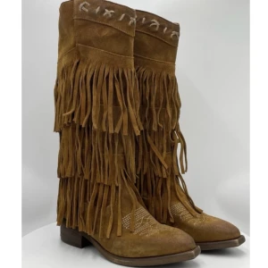 Mocka cowboy boots med fransar - Köpte på V.CO. Lite slitage finns men det är en fullt fungerande skor. Mycket bekväma. Äkta skinn. Prutbara vid snabb affär