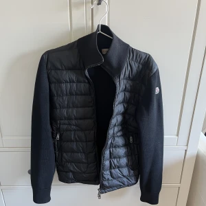 Moncler cardigan - Jag säljer min fina Moncler cardigan jag köpte för inte så länge sen, den är knappt använd och är i bra skick.💓jackan är 100% äkta och har qr koden på bild. 