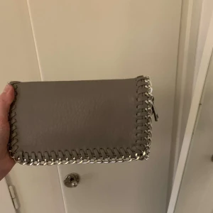 Grå väska från tiamo - Väska från tiamo, saknar dock band så säljs därför billigare