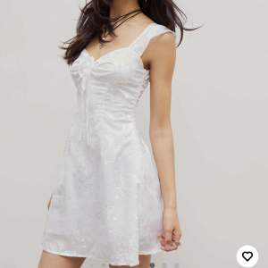 Fin vit klänning! Tänkte ha på studenten men har hittat en annan🥰 oanvänd!