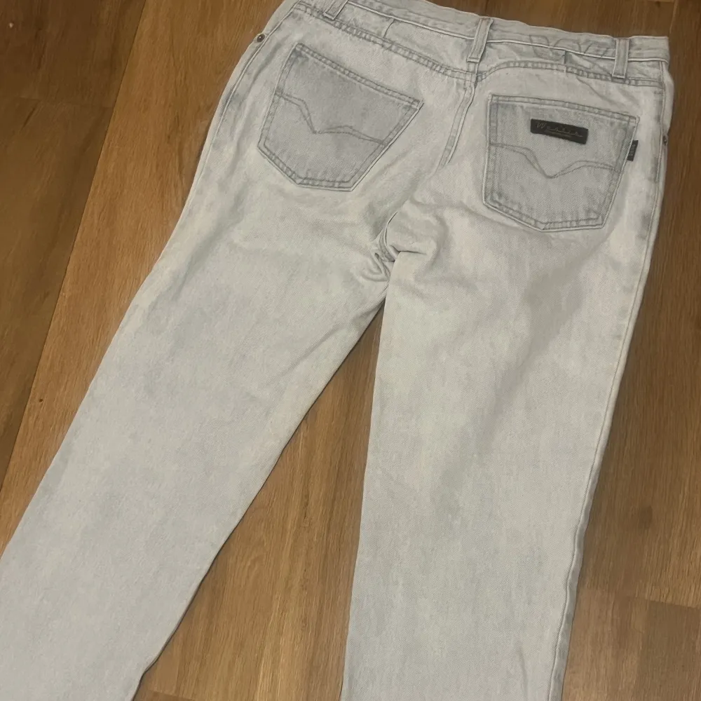 Hej!!Säljer ett par lågmidajde jeans från Westis, De är jätte fina!! De står ingen storlek men de sitter som xs-M kan skicka bättre bilder på Dm!!!. Jeans & Byxor.