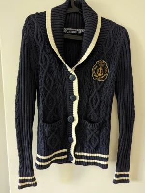 Henri Lloyd tröja - Henri Lloyd stickad tjock tröja i storlek S. Fint skick och väldigt sparsamt använd. 