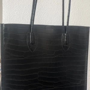 Svart handväska - Hyfsat stor väska från Zara. Får plats med b.la dator. 