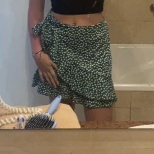 Kjol - Blommigkjol osäker på vart den är ifrån dock tror jag den är från lindex, dåliga bilder skriv privat om ni vill ha fler bilder, pris kan diskuteras