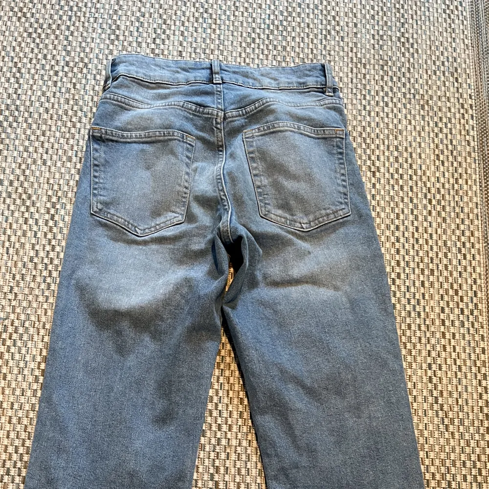 Ett par sköna jeans i jätte bra skick, perfekt till vardags! Har använt några gånger men kommer tyvärr inte till användning längre då de blivit för små. Skön stretch, mid-waist, ankel-långa, slitna nedtill, fin färg och väldigt sommarvänliga💕 . Jeans & Byxor.