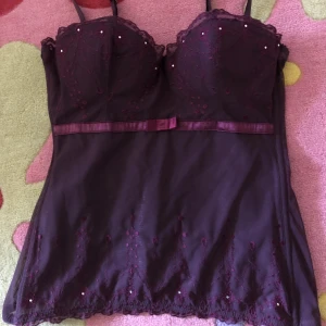Lila korsett topp - Aldrig använd av mig bara handtvättad  Hittad secondhand men ser helt ny ut Har boning men väldigt bekväm! 3olika stängningar så går att spänna å låssa som man vill