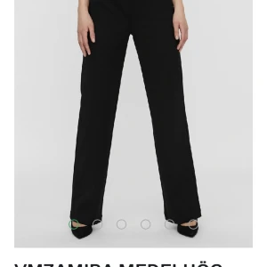 kostymbyxor  - säljer nu mina super fina svarta kostymbyxor från vero moda då jag har för mycket byxor så dom kommer inte till användning längre tyvärr 💗 nypris är 400 och säljer dom för 250! kom privat vid frågor eller fler bilder 💗