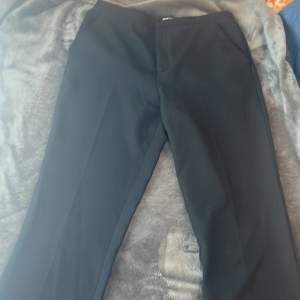 svarta kostymbyxor från ginatricot i storlek 40 knappt andvända eftersom de är för stora på mig säljer för 300kr priset kan diskuteras 