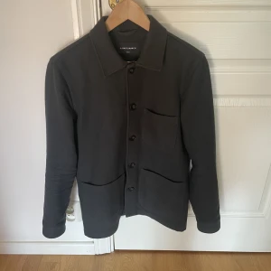 A day’s march overshirt - Tja! Säljer nu min skjukt snygga overshirt från a days march då den är för liten. Skick 9/10 sparsamt använd. Modellen heter Original Overshirt - Wool i färgen seaweed och nypriset ligger på 1595 kr. Skriv gärna vid frågor eller funderingar :)
