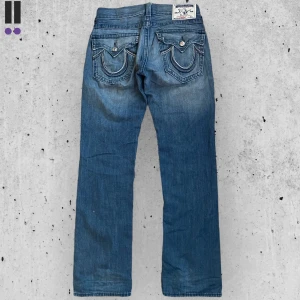 True religion jeans #691 - True Religion jeans i model Straight 💜 Tag 31W 💜Midja (rakt över) 43cm 💜 Innerben 85cm 💜 Ytterben 111cm 💜 Benöppning 20cm 💜  💜Våra mått blir W=33, L=33 💜 Men jämför alltid måtten💜691
