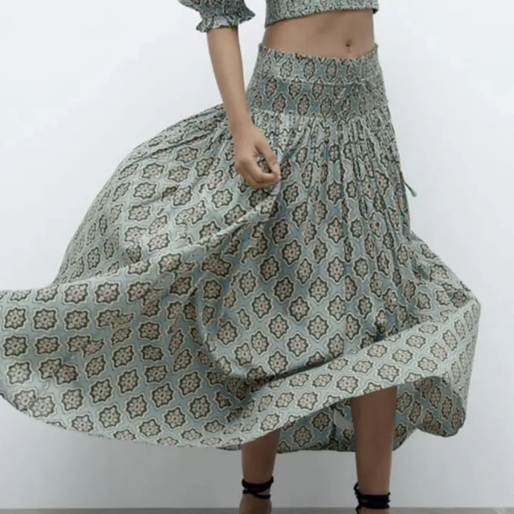 Säljer denna trendiga långkjolen ifrån Zara! Knappt använd. Kjolar.