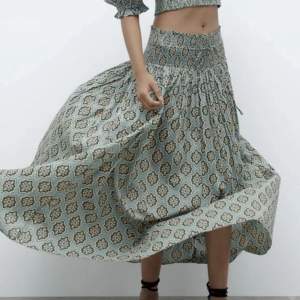 Säljer denna trendiga långkjolen ifrån Zara! Knappt använd