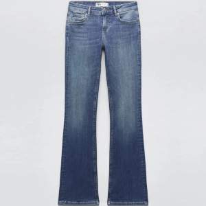 Säljer blå zara jeans i modellen dw bootcut, de är lågmidjade. Endast använda ett par gånger. Dom är uppklippta någon cm men passar någon som är 165.