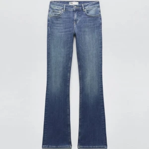 Lågmidjade Zara jeans  - Säljer blå zara jeans i modellen dw bootcut, de är lågmidjade. Endast använda ett par gånger. Dom är uppklippta någon cm men passar någon som är 165.