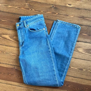 Filippa K jeans - Säljer mina sparsamt använda ”Stella washed Jeans” i storlek 29