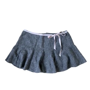 Mini skirt  - Kort kjol med rosa rosett. Står ingen storlek. Midja 39,5cm längd 33cm. Kontakta vid intresse <3