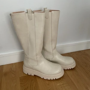 Beigea stövlar  - Beiga stövlar från märket Pieces köpta på Nelly. Använda endast en gång så dom är som nya! Säljer pga inte min stil, annars jätte bekväma och snygga! Nypris 900kr. 🤎