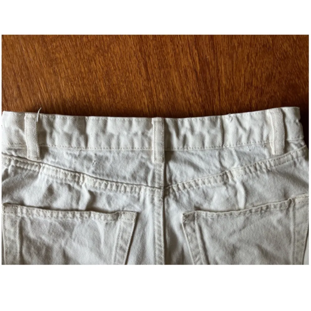 Vita monki Yoko jeans Innerben 73 cm (jag är 160cm) Bra skick förutom två små hål där midjan varit intagen innan (se bild 3) Storlek W26 (EUR34). Jeans & Byxor.