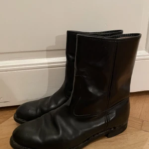 Oljestövlar - Neoprene oljestövlar storlek 45. Ursprungligen avsedda för arbete men har aldrig fått fullfölja sitt mål utan snarare som stilstövel. Helt okej skick. 