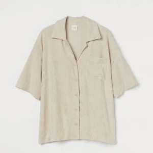 Frotte skjorta  - Skjorta i frotté, köpt secondhand men aldrig använd. Nytvättad utan sköljmedel, därav lite sträv. Bild nr.2 lånad från hemsida. Pris är diskuterbart vid snabb affär. 💖😊 Köpare står för frakten. Ansvarar inte för paketet under frakten. 