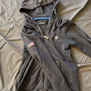 En sail racing hoddie - En blå sail racing hoodie som är ganska solbränd därav priset men annars inga defekter. Storlek 160cm