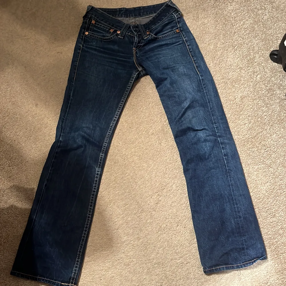 Lågmidjade skit snygga Levis vintage. Bootcut och långa i benen. Storlek 28 längd 34 men passar mig som har 36/34 i jeans och byxor. . Jeans & Byxor.