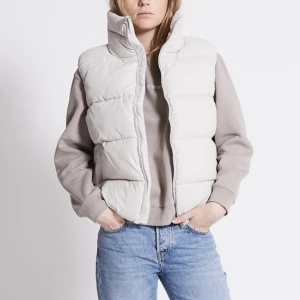 Väst - En väldigt fin väst som jag bara har använt engång. Den är puffig, varm och skön i Marianne. Pris går att diskutera ☺️