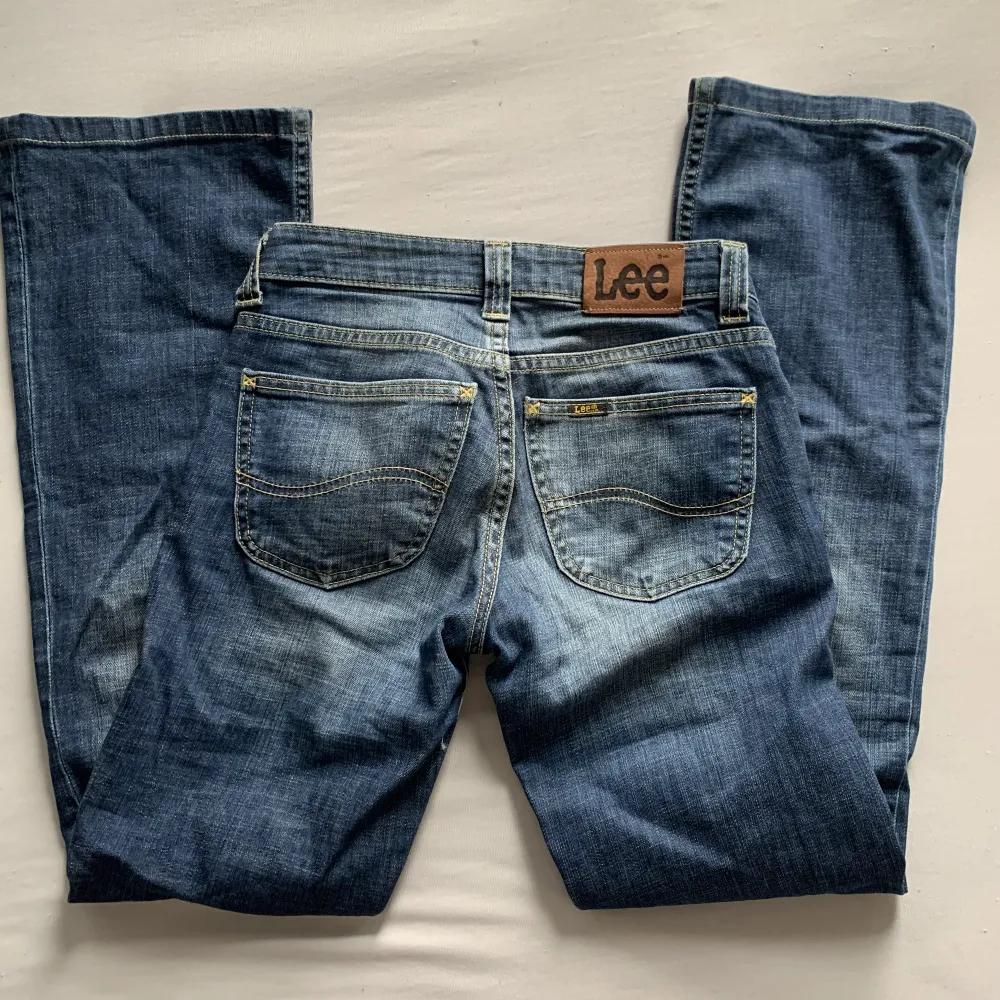 dessa jeans sitter helt perfekt på mig och som referens är jag 165 cm lång. jag säljer de för 269kr + frakt. köp kan ske både genom swish och genom köp nu knappen men det blir smidigast genom köp nu. jeansen har inga defekter.. Jeans & Byxor.