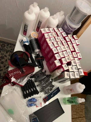 Frisör kit  - Allt man behöver för färgning, blekning. Får med allt ifrån blekning, färger, instrument osv.  Skriv för fler bilder.  Allting är helt nytt, enstaka är öppnad och testad, annars är allt oöppnat och nytt. 