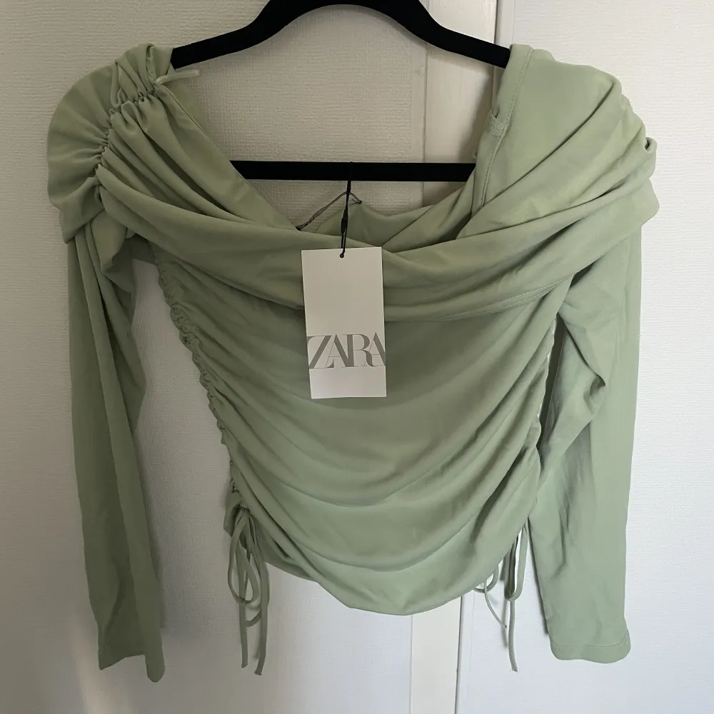 Offshoulder tröja från Zara, ny med lapparna kvar. Strl S, nypris 299 kr. . Tröjor & Koftor.