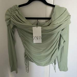 Offshoulder tröja från Zara, ny med lapparna kvar. Strl S, nypris 299 kr. 