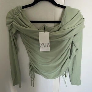 tröja ZARA - Offshoulder tröja från Zara, ny med lapparna kvar. Strl S, nypris 299 kr. 