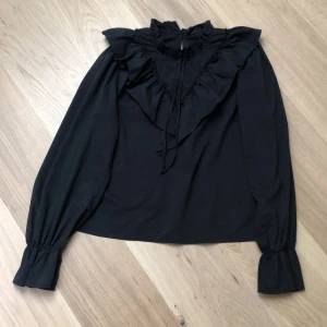 Gina Tricot Blus 👚  - Svart blus nyskick använts 2-3 gånger förliten för mig så. Inga skador eller sådant. Vädligt vädligt fin blus och passar in på allt och alla. Gina Tricot blus levererar 