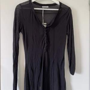 Fin klänning från Hunkydory i storlek M 🖤Oanvänd med prislapp kvar, ”lappen” som prislappen har släppt på ena sidan annars nyskick 🖤Säljer för 200 kr, köpare står för frakt men kan också mötas upp 🖤