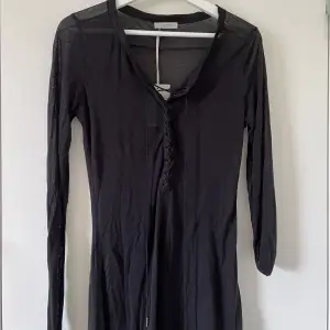 Fin klänning från Hunkydory i storlek M 🖤Oanvänd med prislapp kvar, ”lappen” som prislappen har släppt på ena sidan annars nyskick 🖤Säljer för 200 kr, köpare står för frakt men kan också mötas upp 🖤