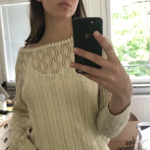 Stickad tröja - Lite sliten på axeln men syns knappt, tror den är hemstickad 